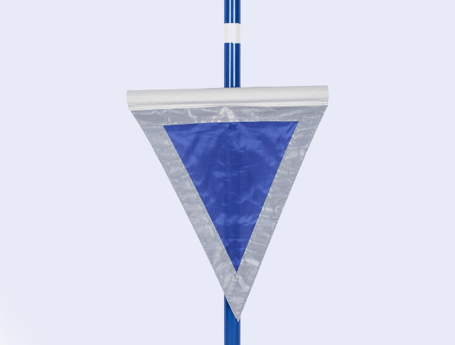 Drapeau triangulaire bleu caténaire